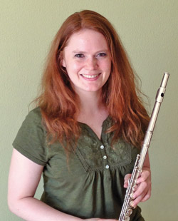 Unsere Querflöten und Blockflöten-Lehrerin Lisa Wenzel gibt Querflöten- und Blockflöten-Unterricht
